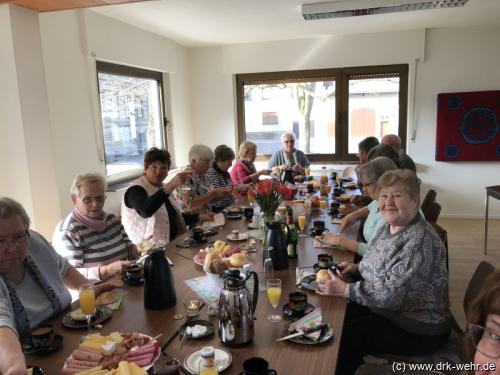 Sichtlich viel Spaß haben die Teilnehmer der Seniorengymnastik beim gemeinsamen Frühstück
