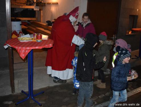 Der Nikolaus verteilt Geschenke an die Kinder