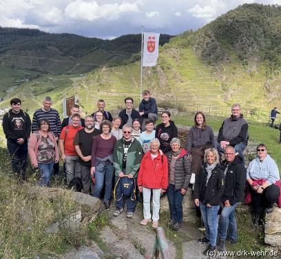 Gruppenfoto des DRK Ortsvereins Wehr e. V. am Fuße der Saffenburg