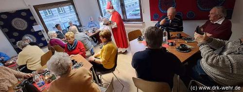 Der Nikolaus besucht die Senioren der „Fröhlichen Runde“ und verteilt Geschenke